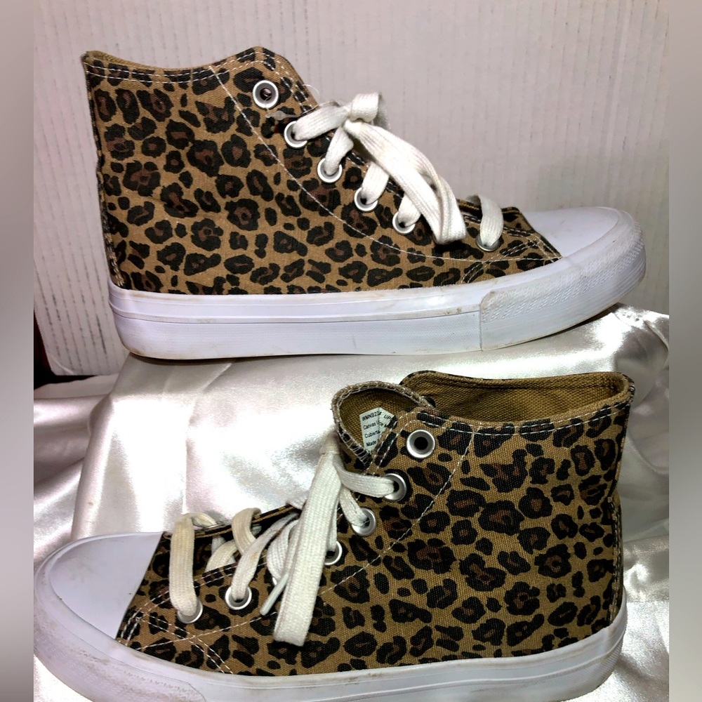 No Boundaries women’s size 8 High top cheetah sneakers